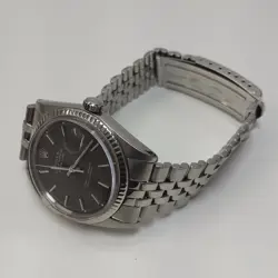 GOLD BEZEL WATCH