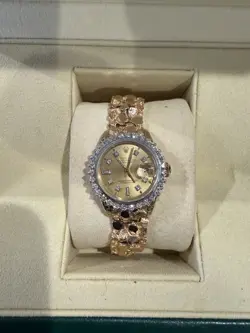 LADIES ROLEX 26MM PRESIDENTIAL 18K GOLD WATCH WITH WHITE DIAL AND DIAMOND BEZEL.