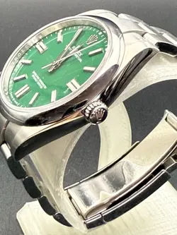 AND GREEN DIAL