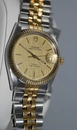 OYSTERDATE GOLD BEZEL