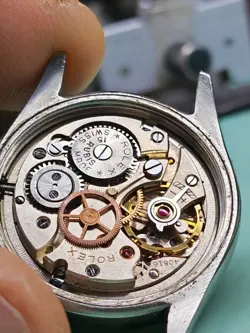 HAND-WINDING MEN'S WATCH