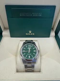 ROLEX OYSTER PERPETUAL 124300 GREEN 41MM BOX & PAPERS 2022