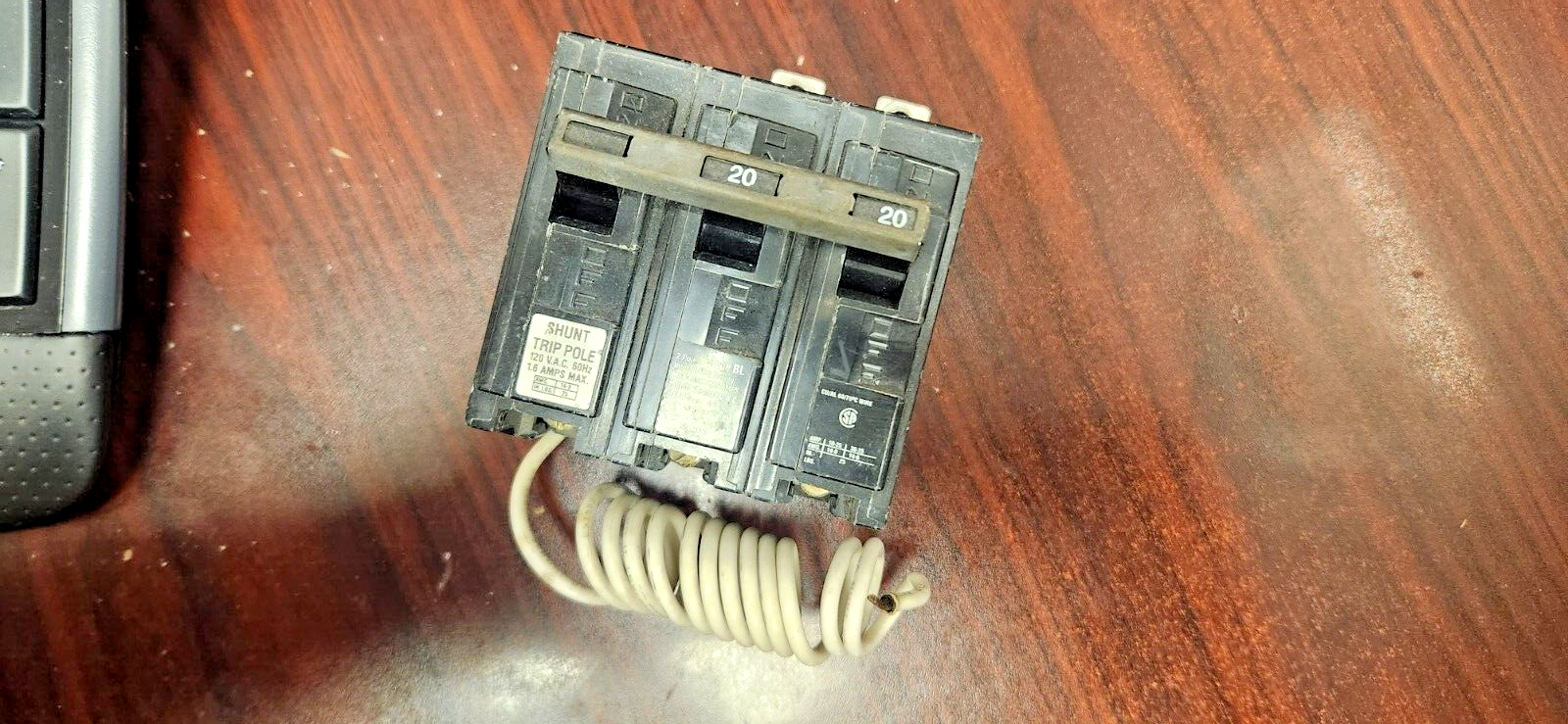 Siemens B220H00S01 2 pole 240 volt 20 amp Shunt Trip Breaker Boltin
