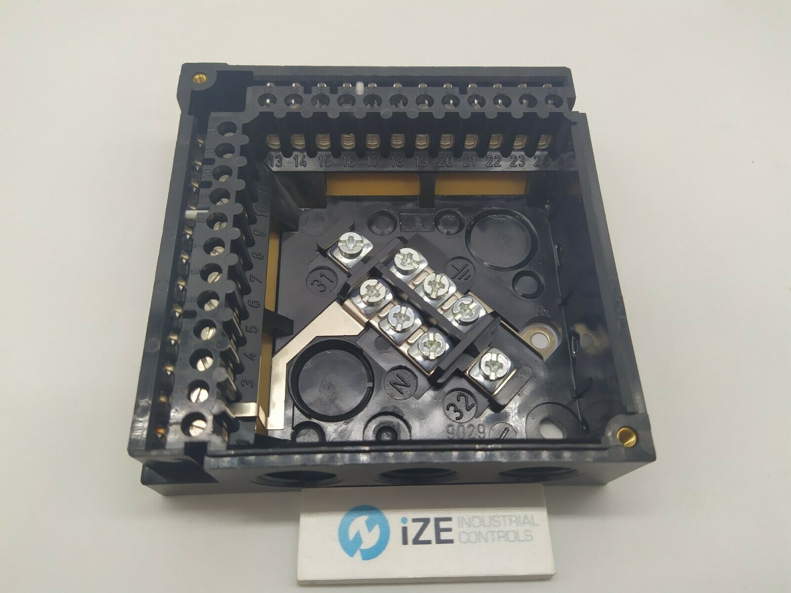 AGM410490550 SIEMENS Plug-in base, for LFL1, with thread Pg11