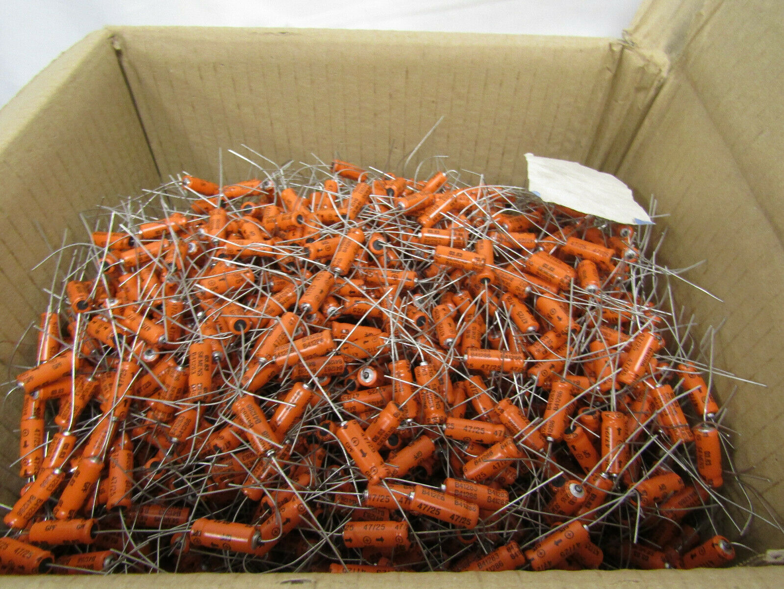 lot of 900 SIEMENS B41283-B41286 CAPACITORS 47/25 3.83 ELECTROLYTIC NOS