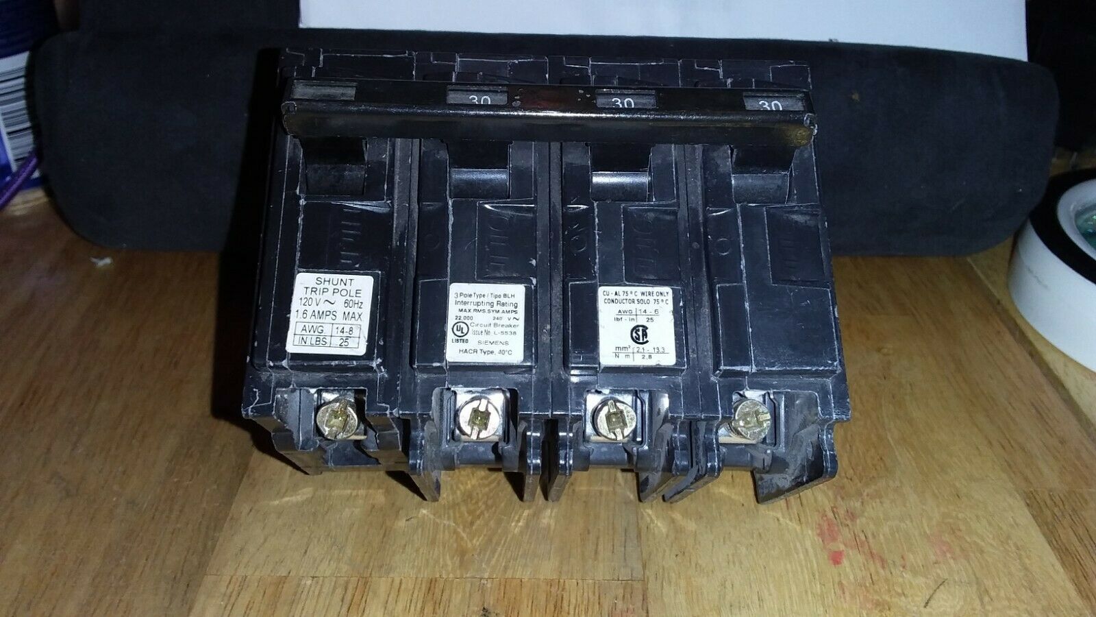 Siemens B33OH00S01 SHUNT 240V 22KA 3P 30 AMP common trip circuit breaker