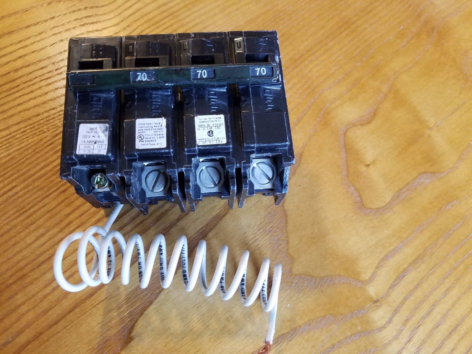 SIEMENS B370H00S01 70A 240V Bolt On 3 Pole CIRCUIT BREAKER W. Shunt Trip Pole