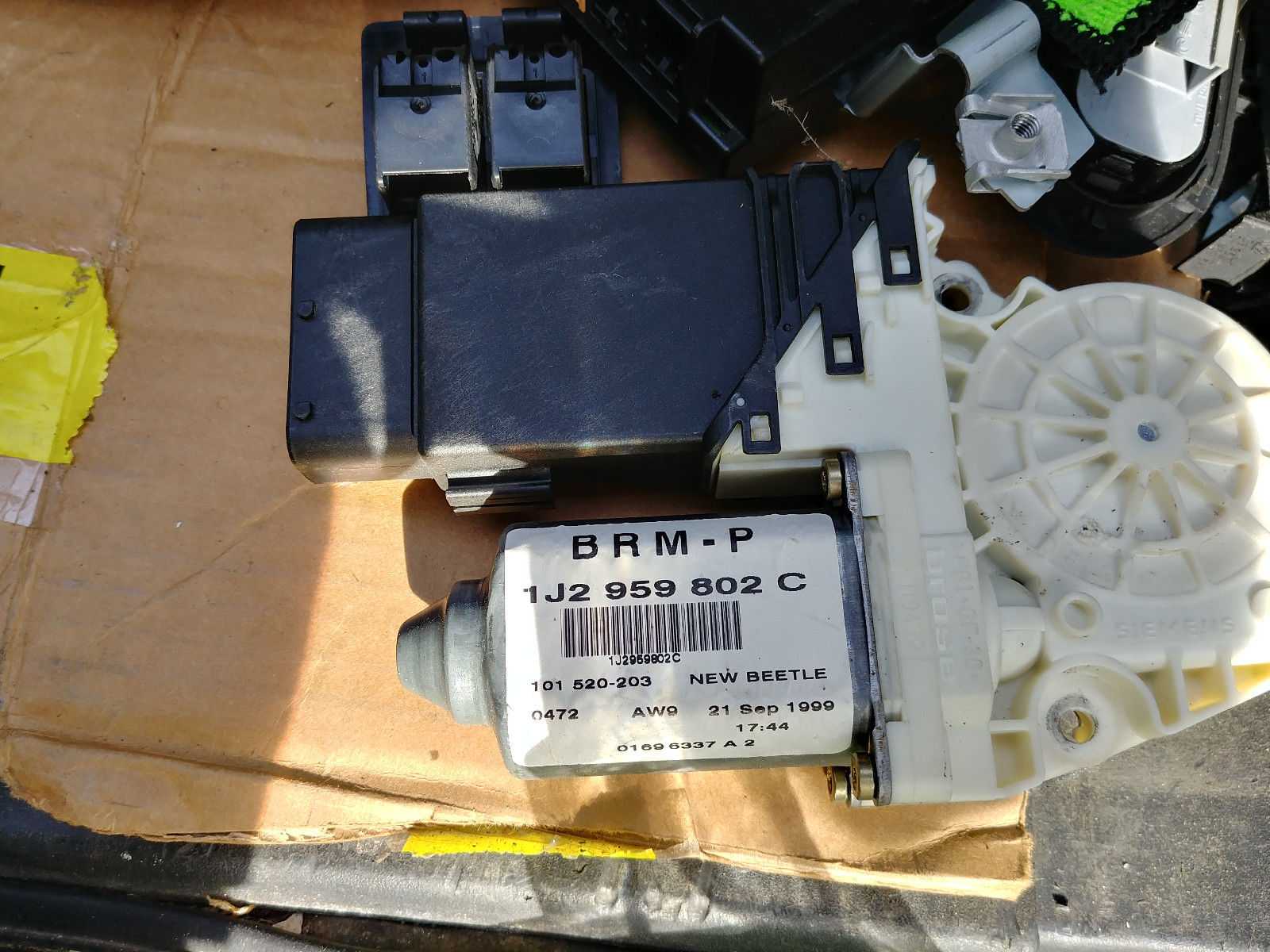 98-05 VW BEETLE LEFT FRONT DRIVER WINDOW MOTOR 1J2959802A