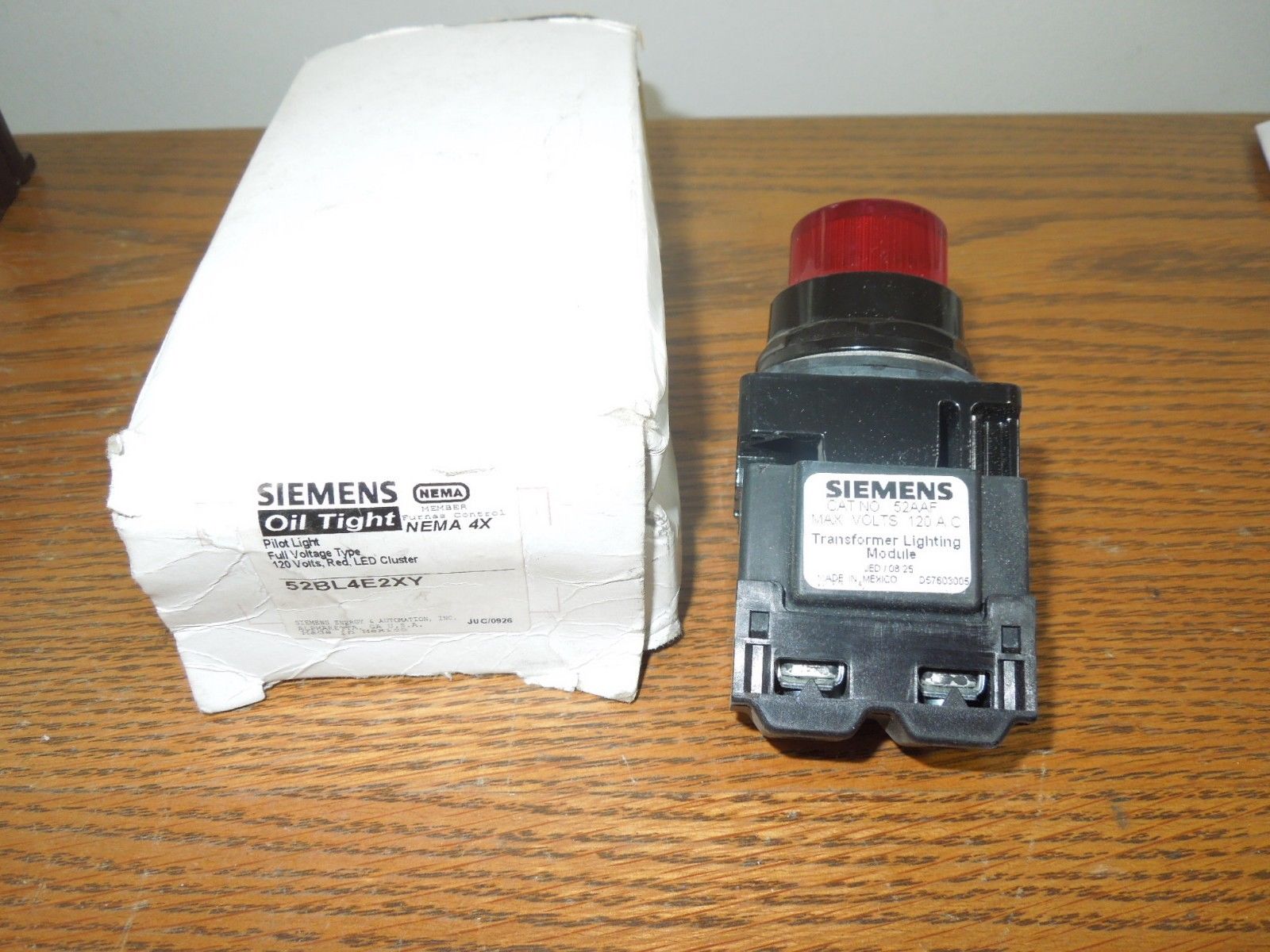 Siemens 52BL4E2XY Oil Tight Red Pilot Light Full Voltage Type 120V LED Surplus