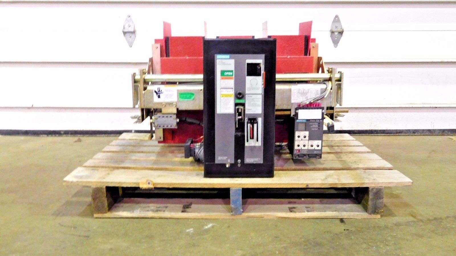 RX-3133, SIEMENS TYPE RL LOW VOLTAGE POWER CIRCUIT BREAKER. RL-3200. 3200 AMP.