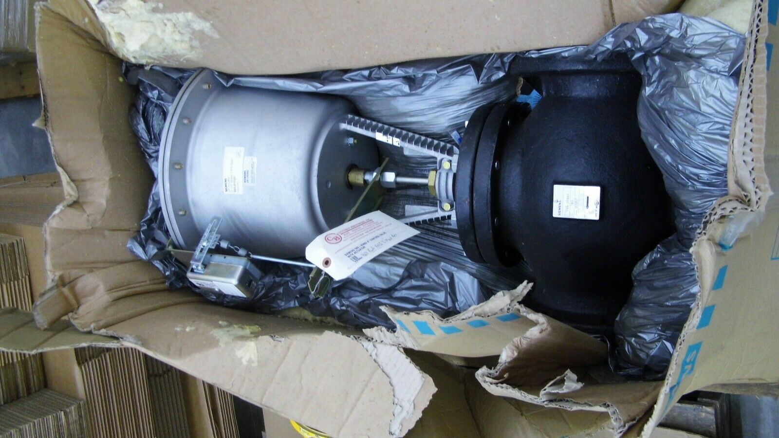 SIEMENS 599-05982 4&quot; CAST IRON 2-WAY CONTROL ZONE VALVE &amp; 599-01000 12&quot; ACTUATOR
