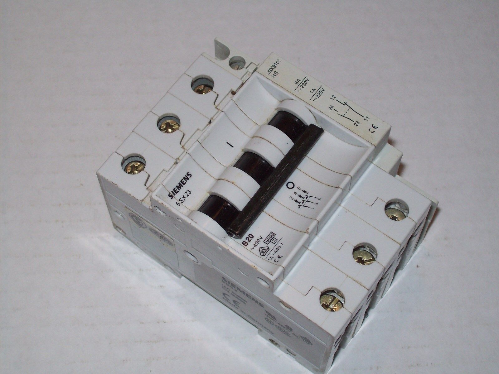 SIEMENS 5SX23207 B20 20A 480VAC 3P CIRCUIT BREAKER /5SX9100HS 6A/240V NC/NO P711