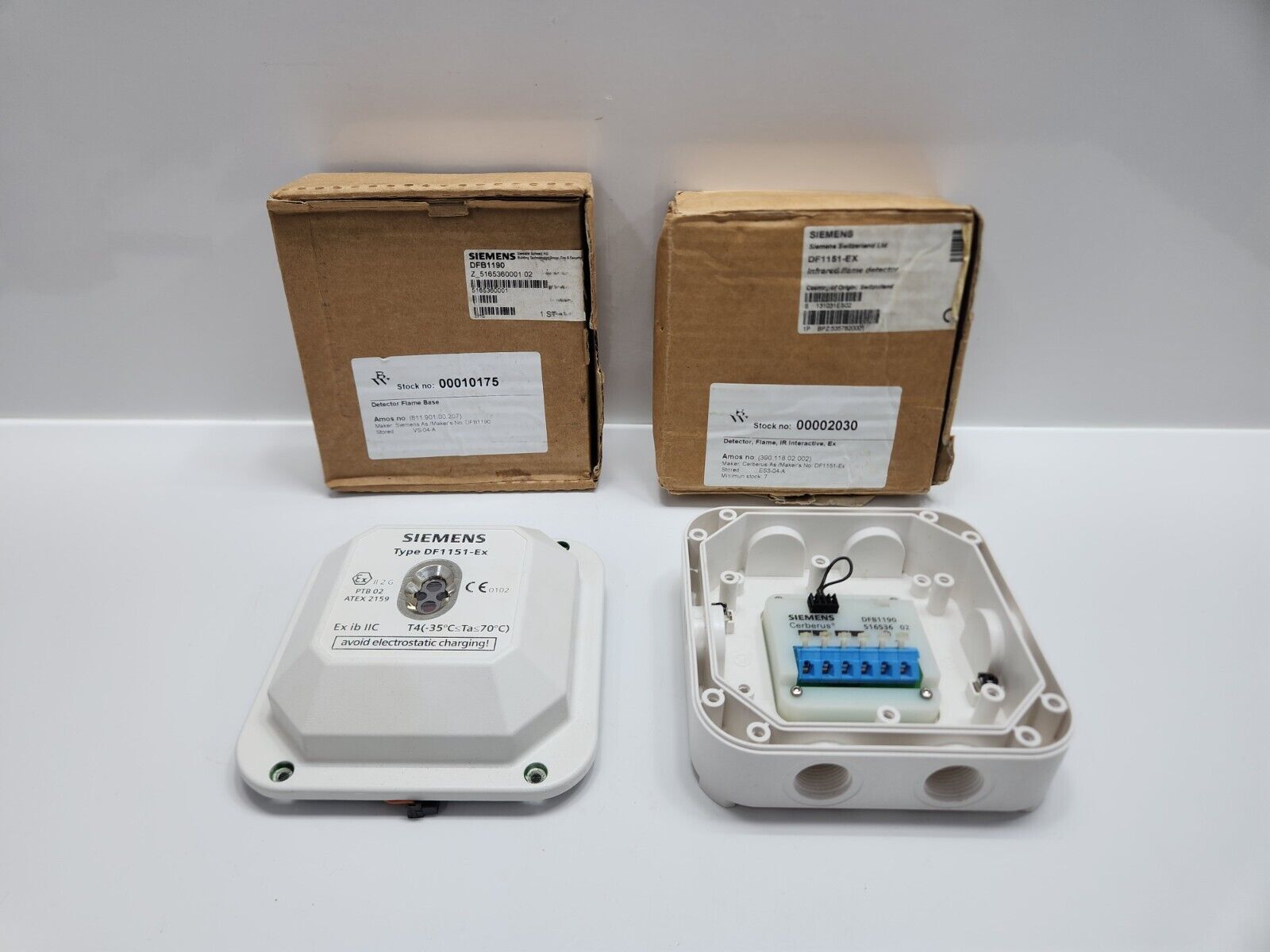 SIEMENS DF1151-EX INFRARED FLAME DETECTOR WITH BASE DFB1190