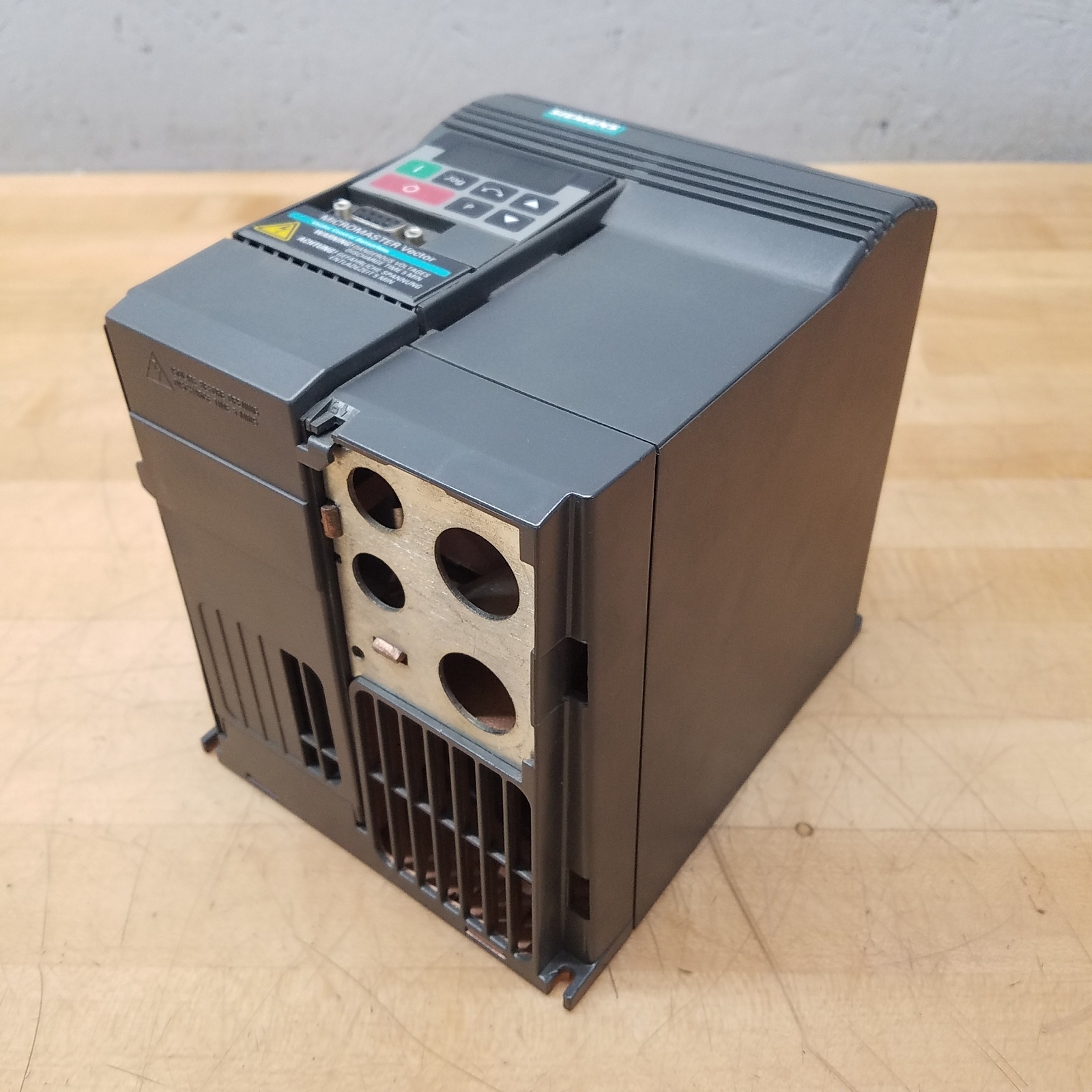 Siemens 6SE3217-3DB40 Micromaster Vector Drive, 4HP, 3000W, 7.7A, 650Hz - USED