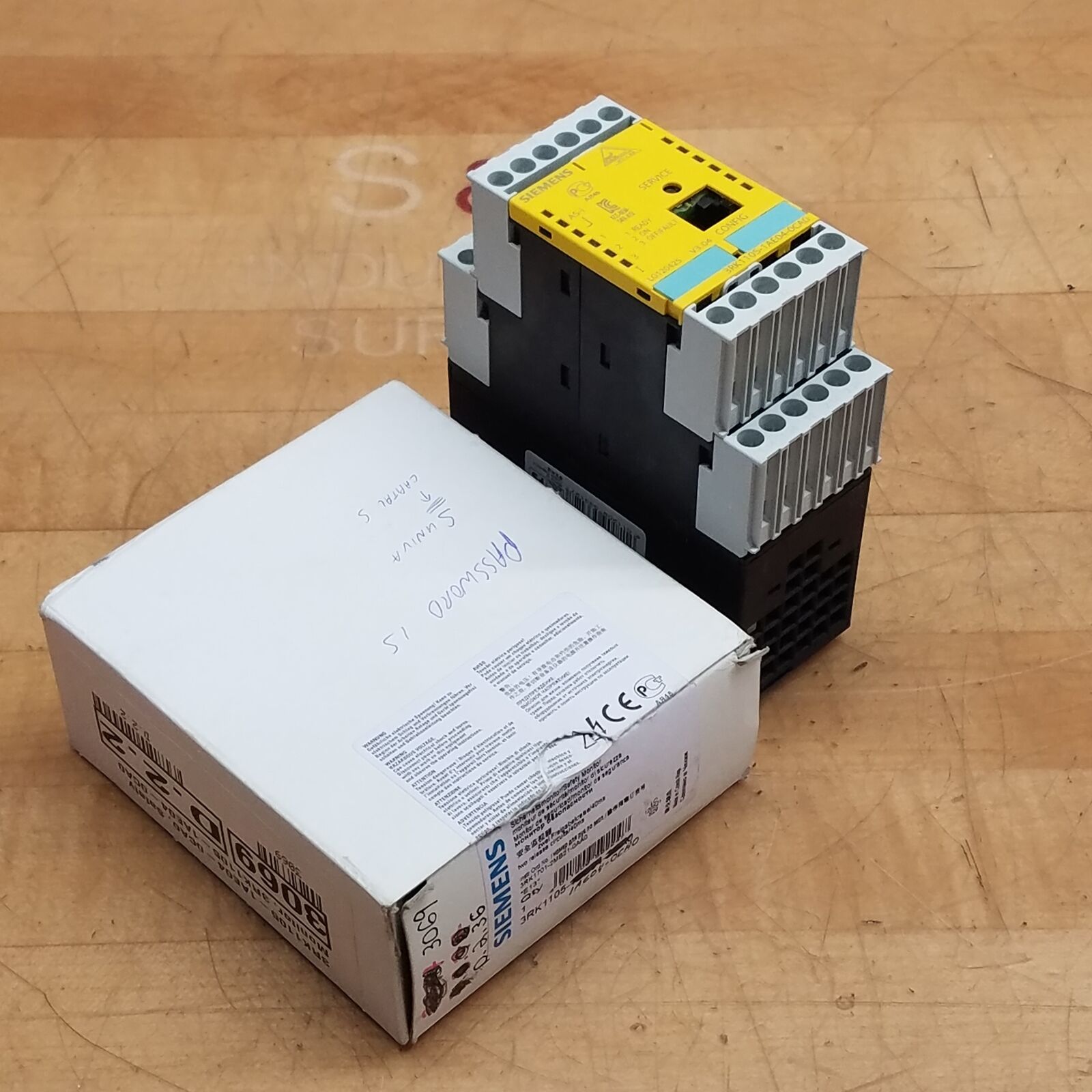 Siemens 3RK1105-1AE04-0CA0 Safety Relay, 24VDC - PARTS ONLY