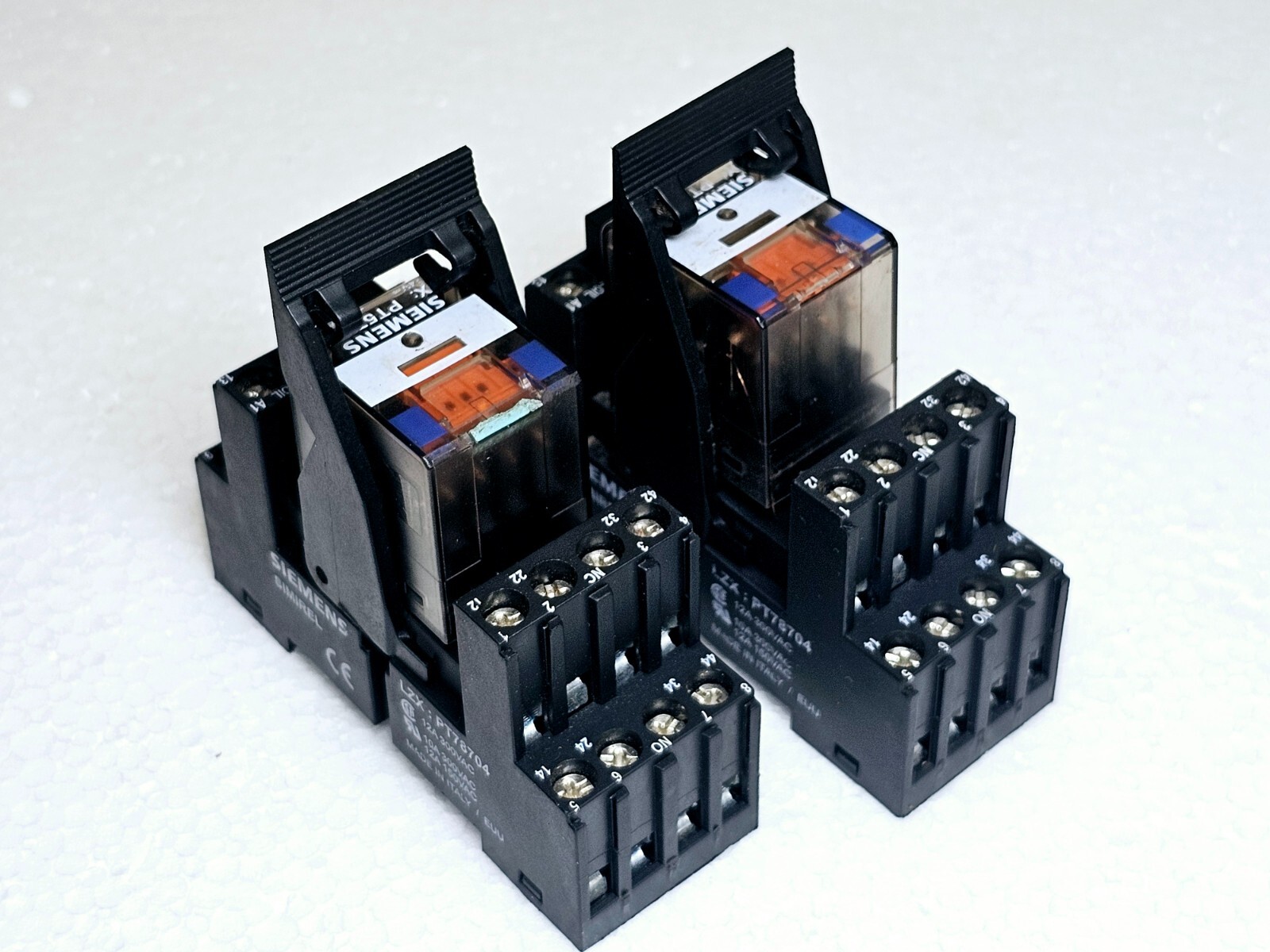 SIEMENS LZX:PT5A5L24 RELAY PLUGS + LZX:PT570024 & LZX:PT78704 BASE - LOT OF 2