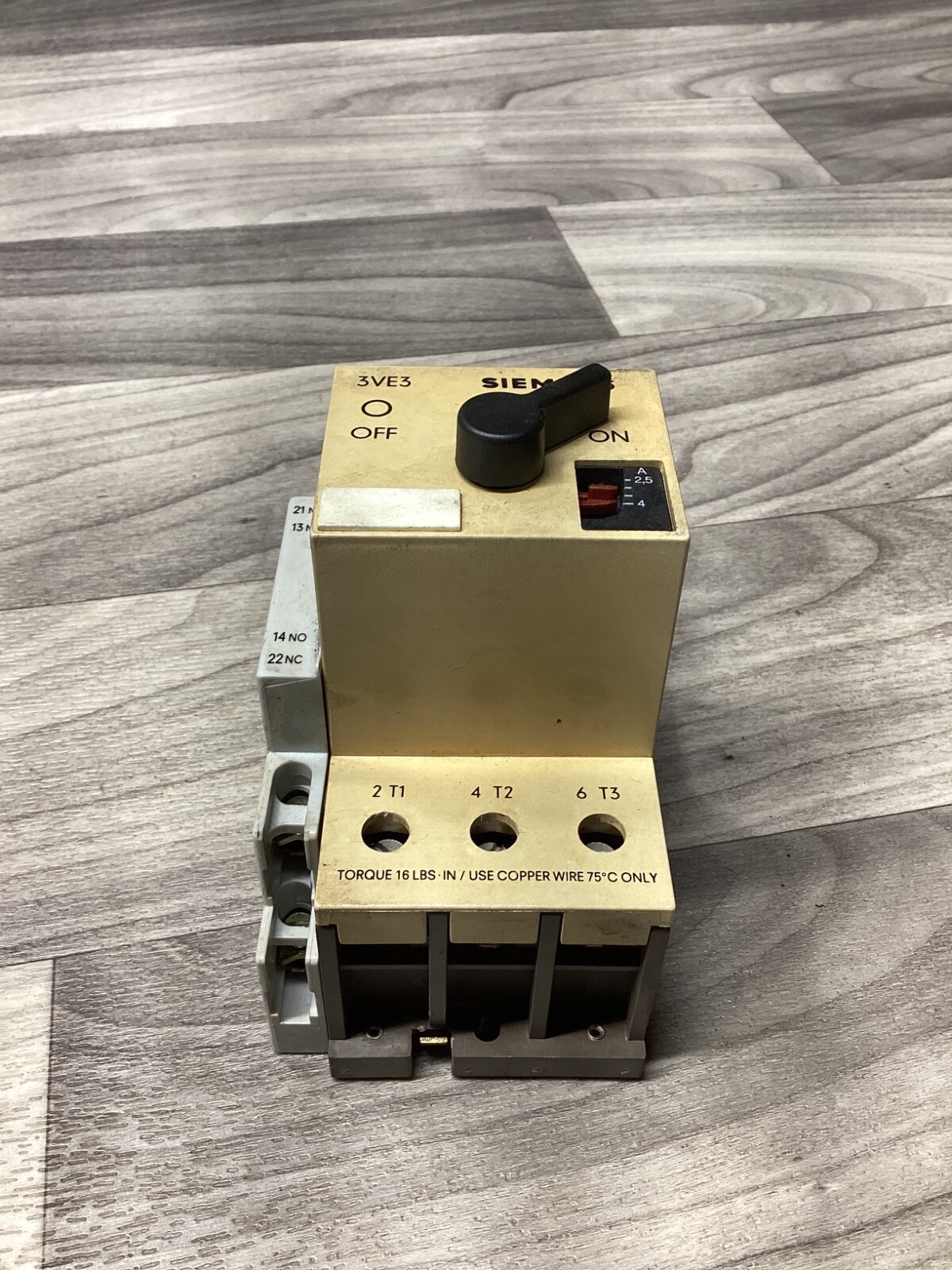 Siemens 3VE3 000-2JA00 Circuit Breaker 2,5 -4A / 3VE9 301-1AA00 #104M11-B