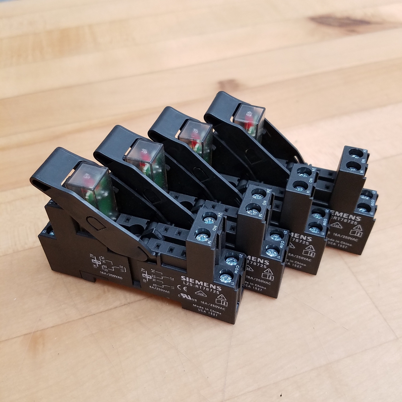 Siemens LZS:RT78725 Plug-In Relay Socket, 16A/250VAC - USED