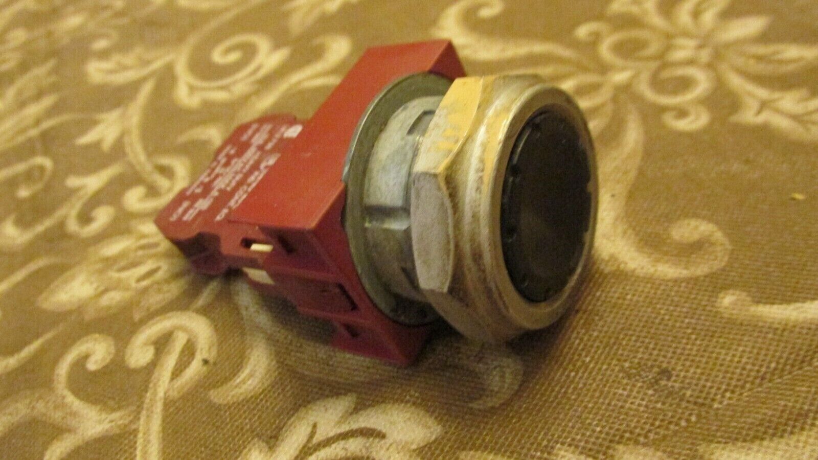 SIEMENS BLACK PUSHBUTTON WITH P30CB10 CONTACT BLOCK