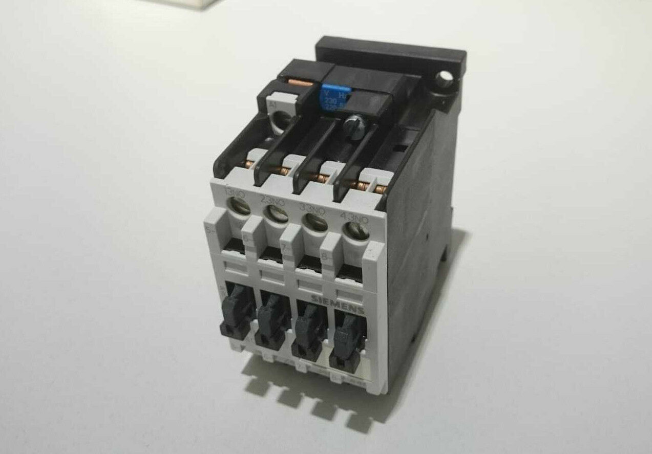 Siemens Hilfsschütz / Control relay Qty 1 3TH30 40-0AP0, 4 OE - 4NO Schütz / 017