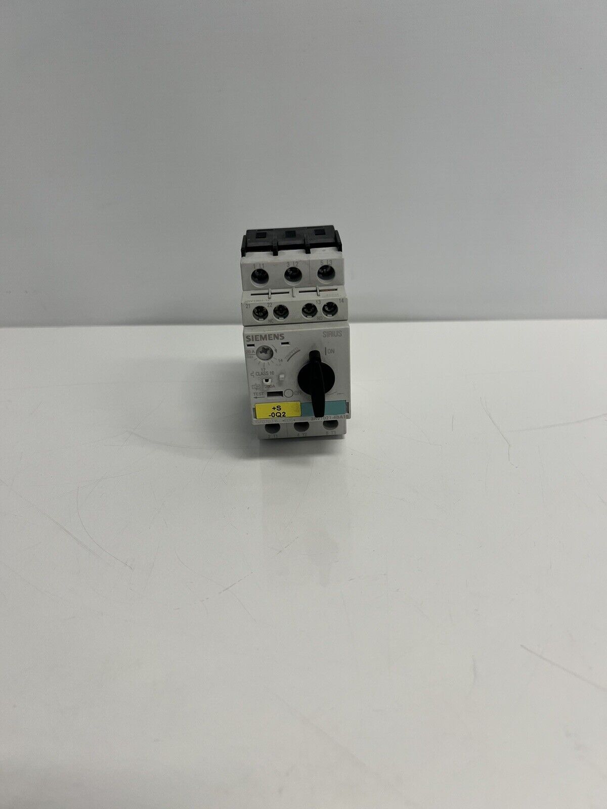 SIEMENS - 3RV1021-4BA15 - 3RV1901-1E-CIRCUIT BREAKER W/ SWITCH TRANSVERSE 14-20A