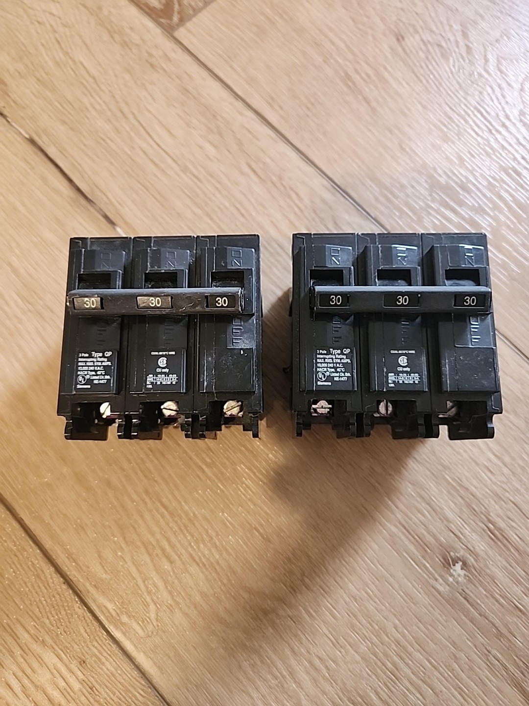 LOT OF 2-SIEMENS 30 Amp 3 Pole Circuit Breaker Q330. Good Condition