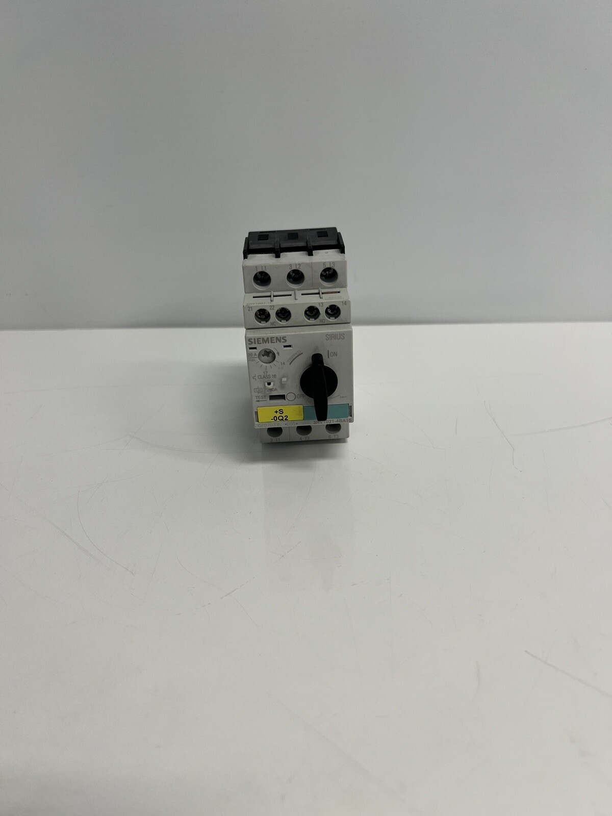 SIEMENS - 3RV1021-4BA15 - 3RV1901-1E-CIRCUIT BREAKER W/ SWITCH TRANSVERSE 14-20A