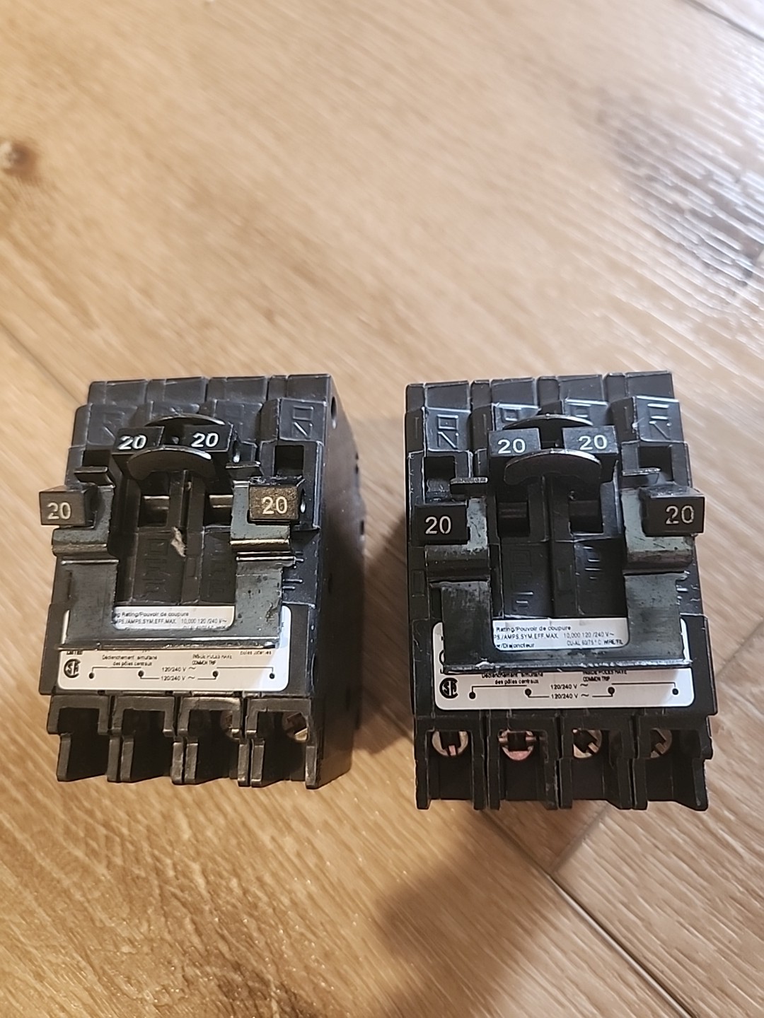 LOT OF 2-Siemens Q22020CT2 20A 2-Pole Circuit Breaker.