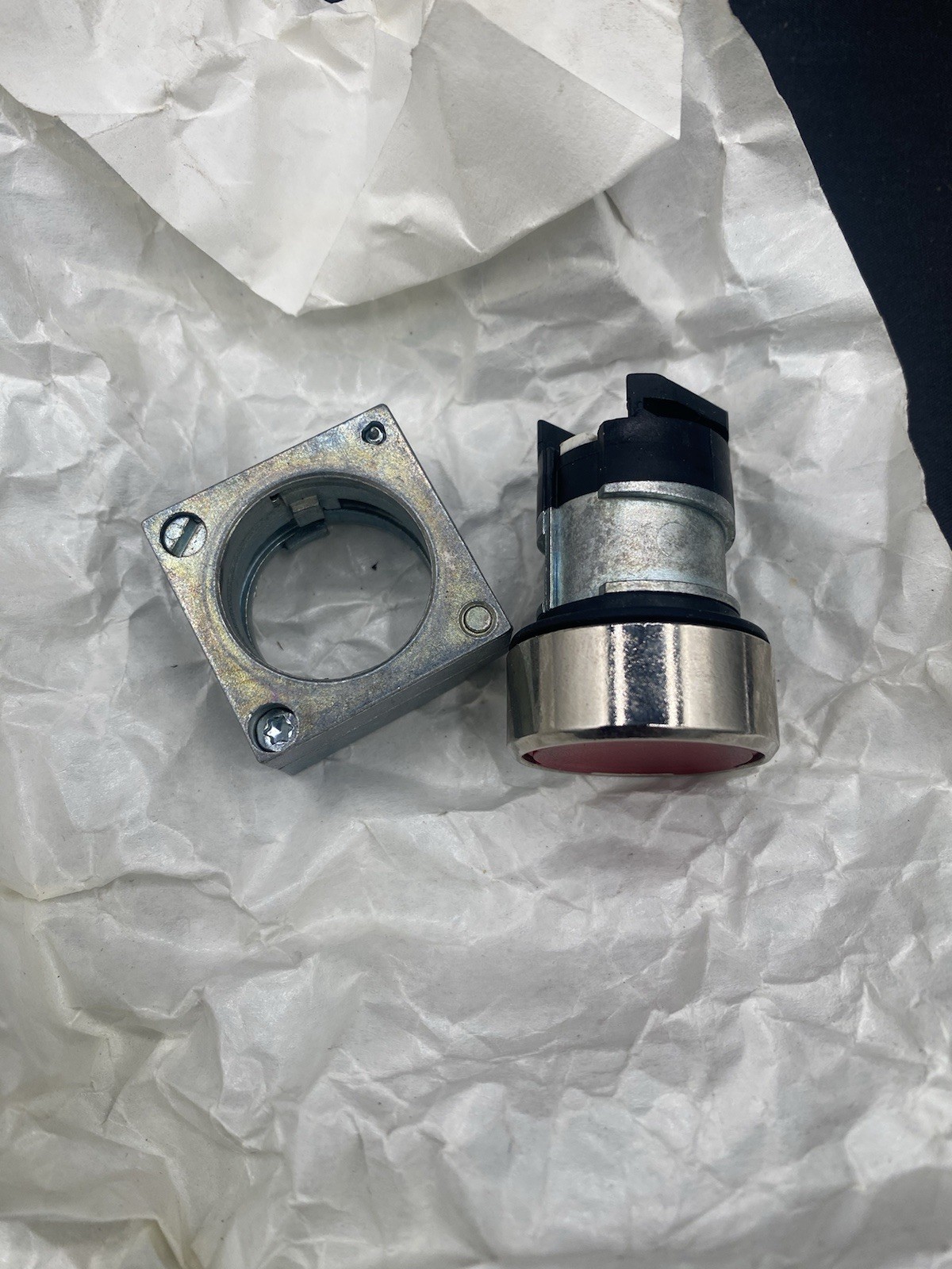 Siemens Push Button 3SB35 00-0AB61   NOS (no box) *missing black retention clip*