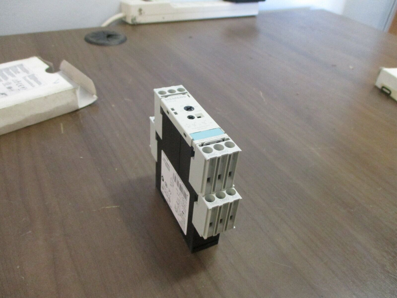 Siemens Time Relay 3RP1525-1BQ30 Range: 0.05s-100h 100-127VAC 50/60Hz 24VAC/DC