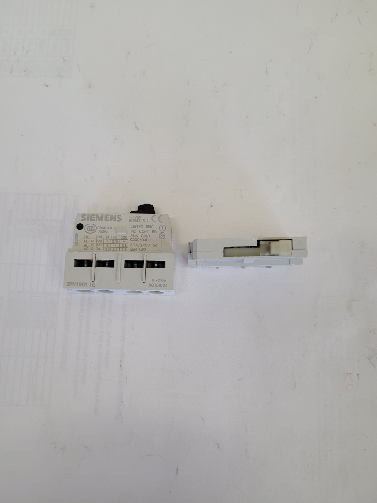 NEW SIEMENS 3RV1901-1E CONTACT BLOCK (1NO + 1NC) LOT OF 2