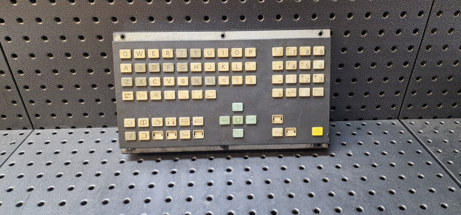 Siemens 6FC5203-0AC00-1AA0 Version: E Sinumerik 840D Machine Control Panel CNC
