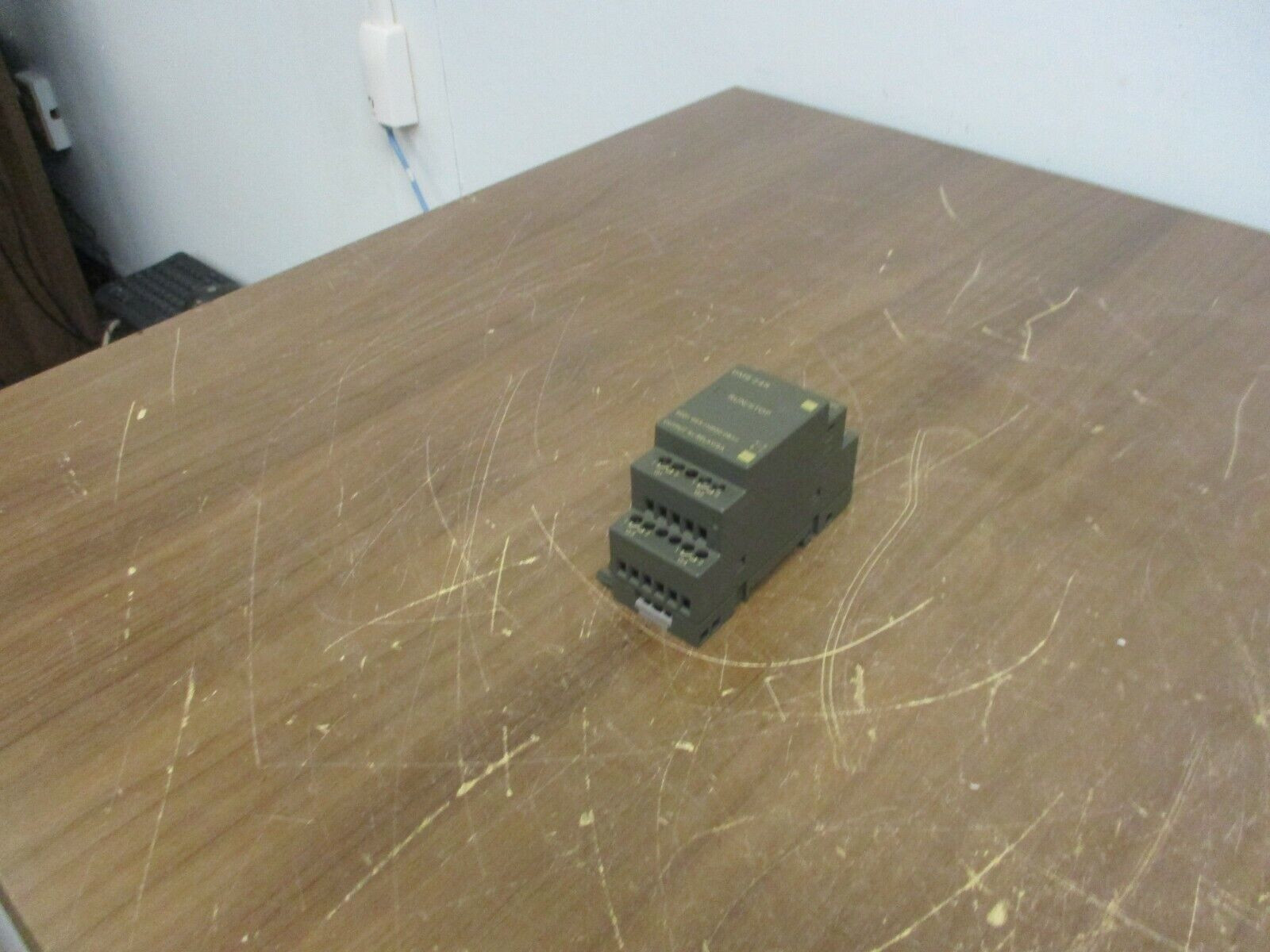 Siemens DM8 24R Expansion Module 6ED1 055-1HB00-0BA0 *Missing (1) Mounting Clip*