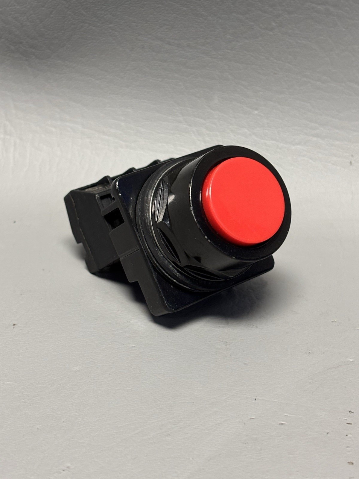 SIEMENS 52BM8A2J 30MM BLACKMAX RED PUSH BUTTON