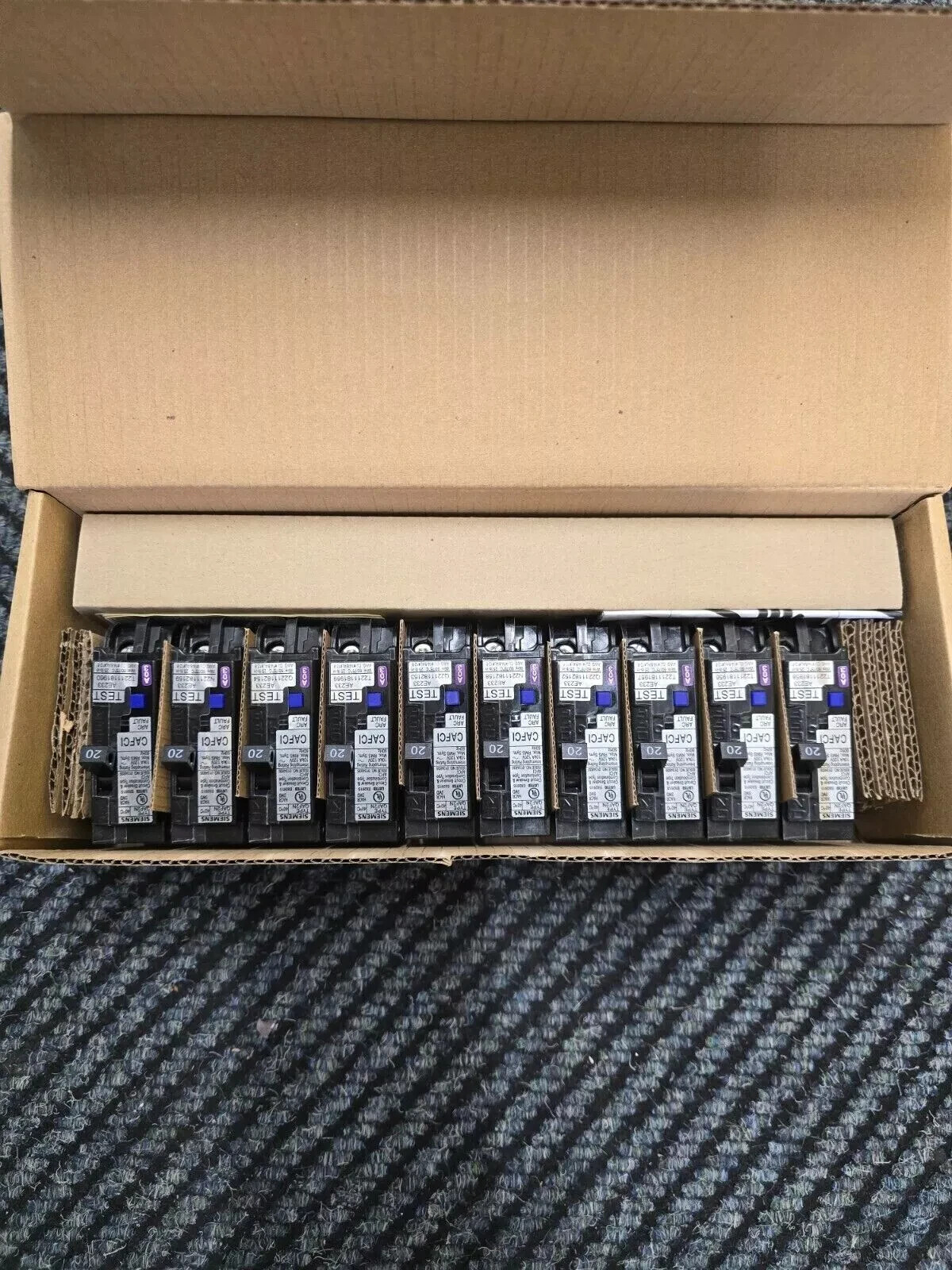 10 x  SIEMENS QA120AFCN PLUG ON NEUTRAL 20A AFCI ARC FAULT BREAKERS NEW