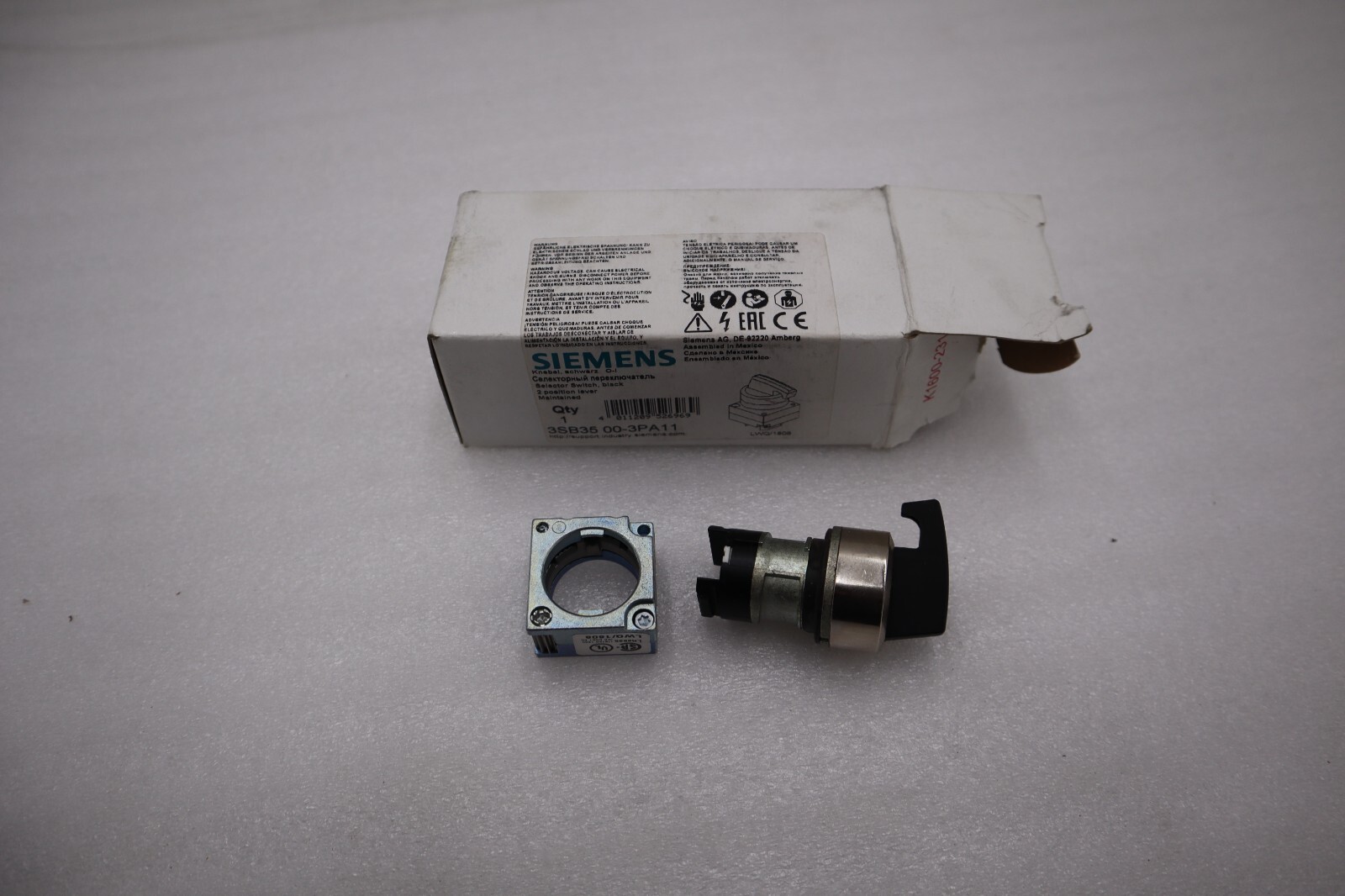 NEW IN BOX Siemens 3SB35 00-3PA11 Selector Switch 2 Position Black STOCK  H220A