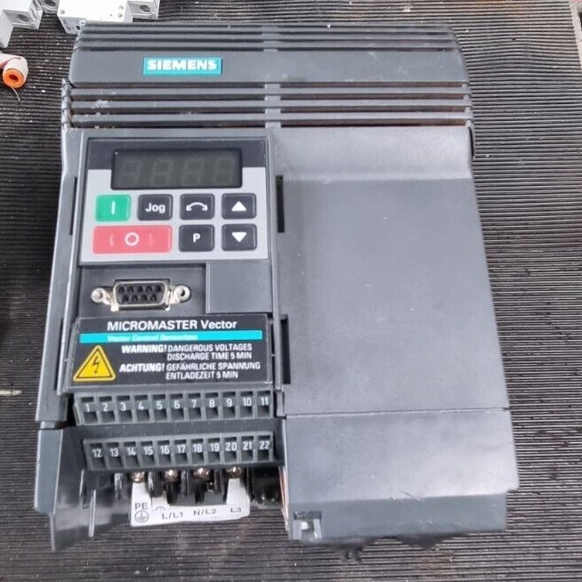 SIEMENS MICROMASTER 6SE3217-3DB40 VECTOR DRIVE  (R1S6.7)