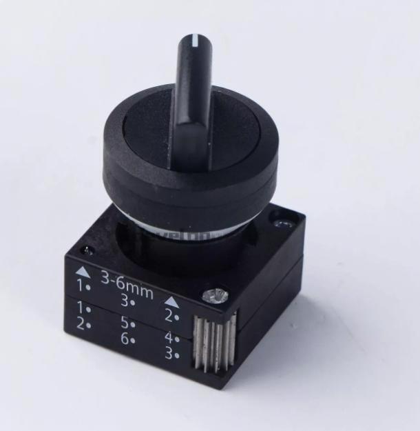 New 1Pcs SIEMENS 3SB3 000-2KA11 black knob switch 3SB3000-2KA11