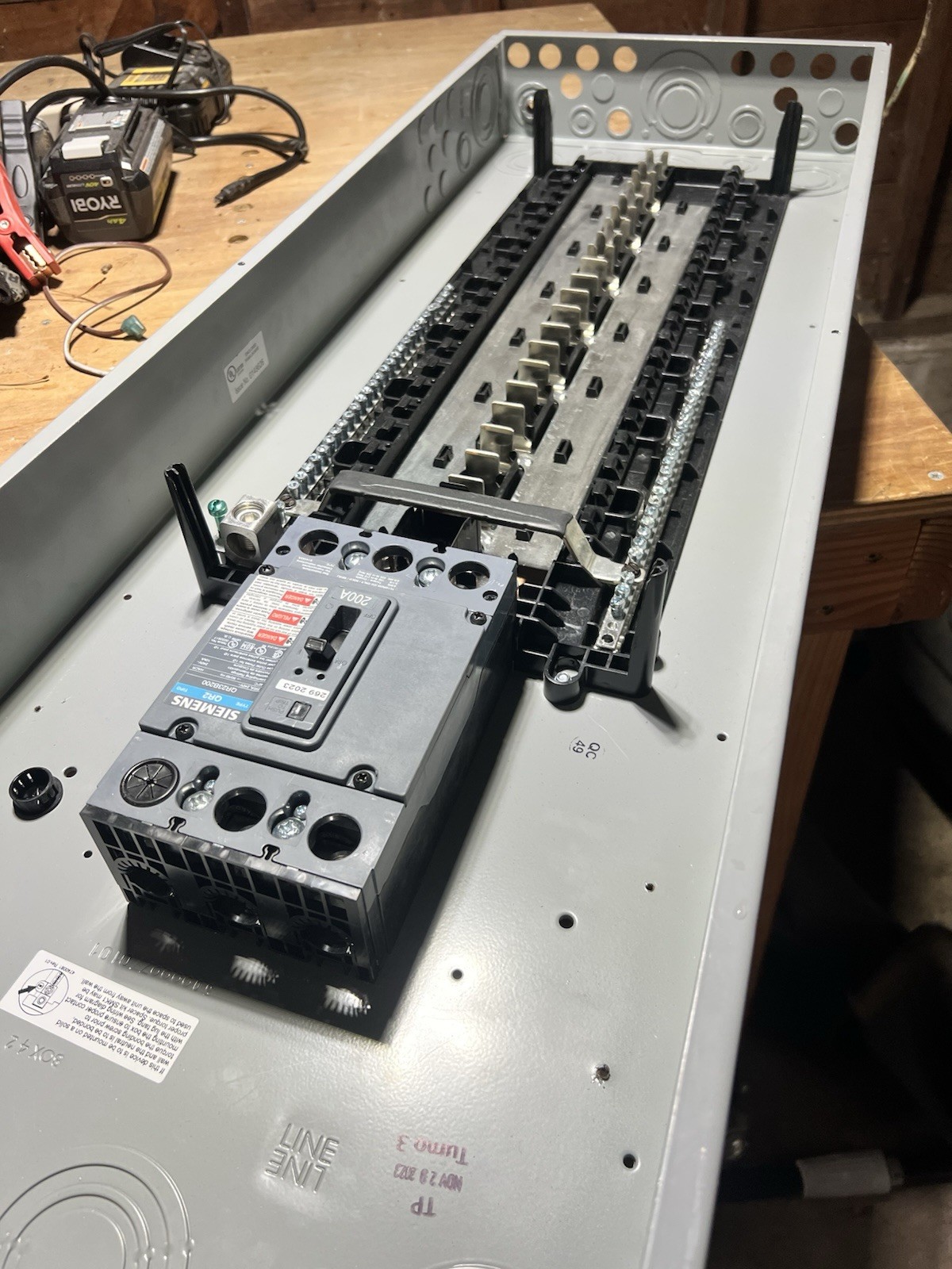 Siemens Main Breaker Box 200 Amp 42-Space 60-Circuit Indoor 3-Phase Load Center