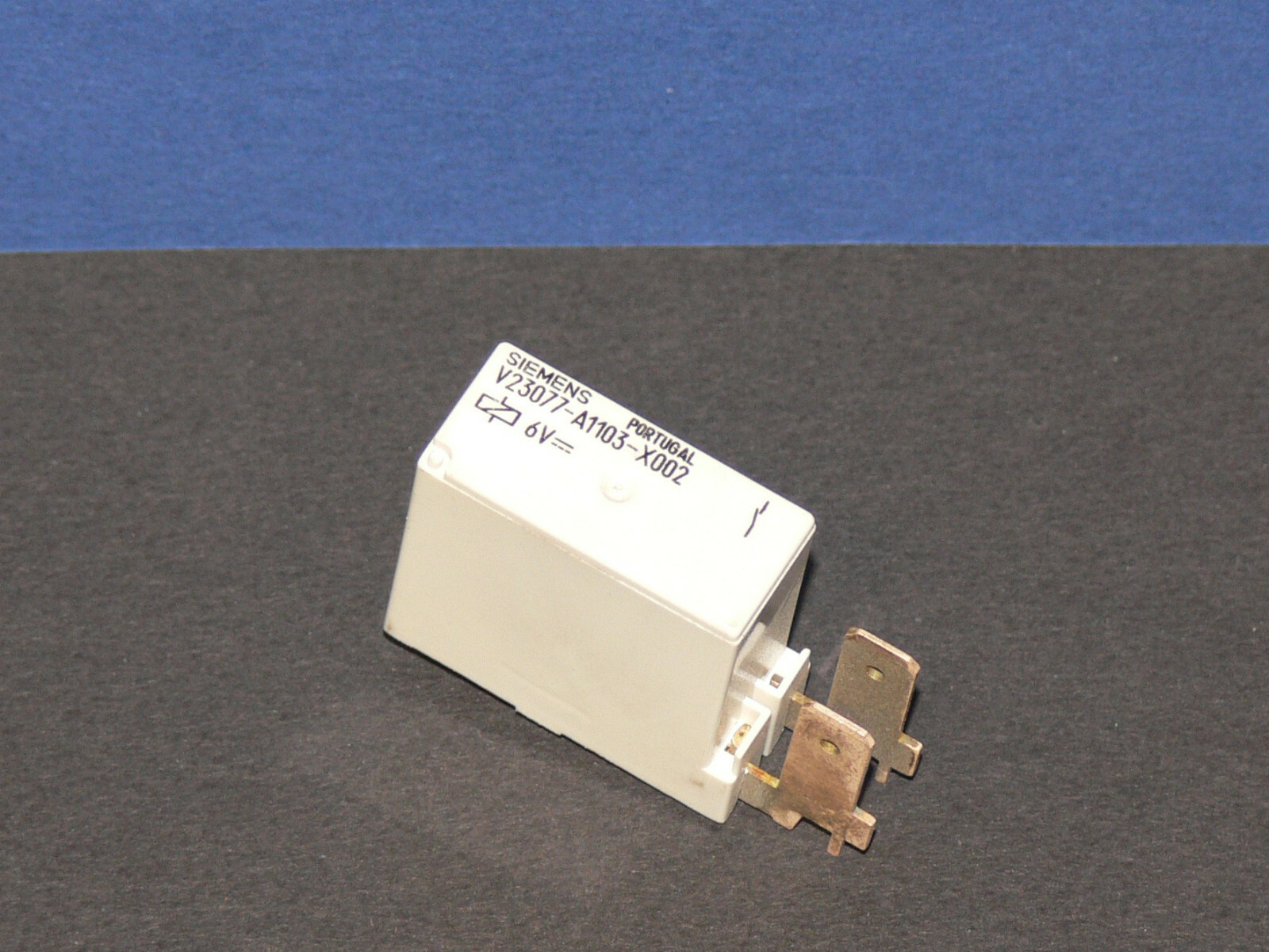 Siemens V23077-A1103-X002 Relais 1x Ouverture Tension de la Bobine 6V Volts Dc