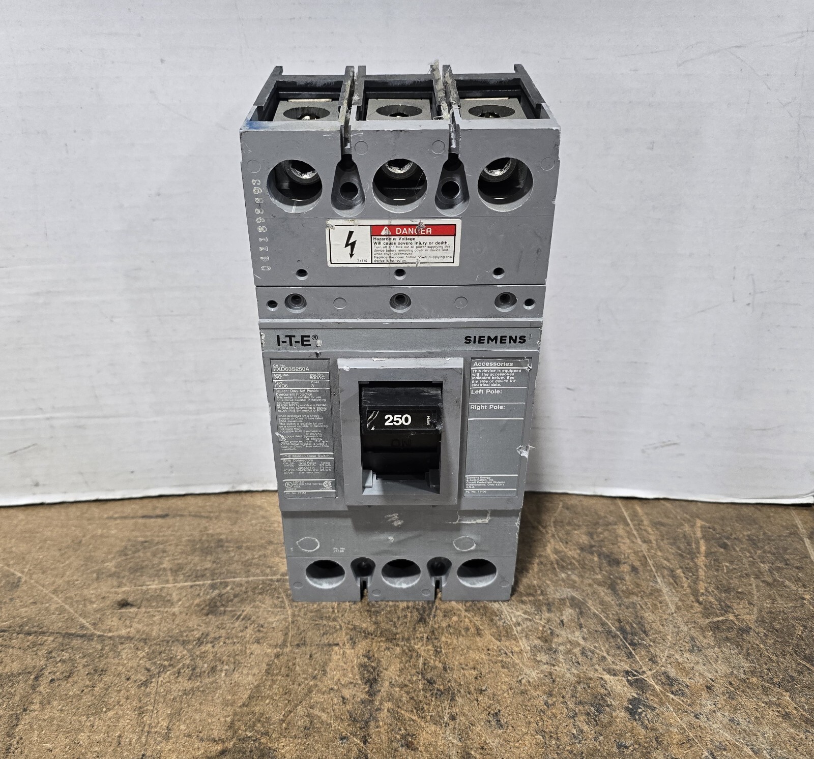 Siemens FXD63S250A 3 Phase 250 AMP Circuit Breaker 600V AC Bolt On Sentron