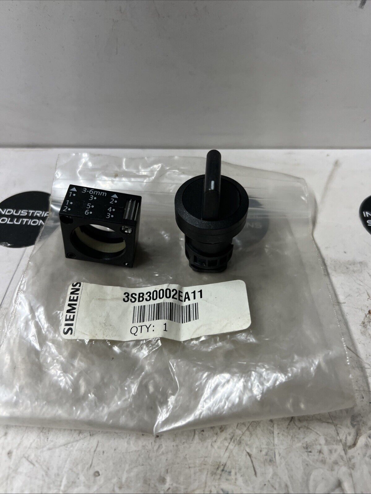 SIEMENS 3SB30002EA11 SELECTOR SWITCH OPERATOR 3 POS SPRING RETURN NIB