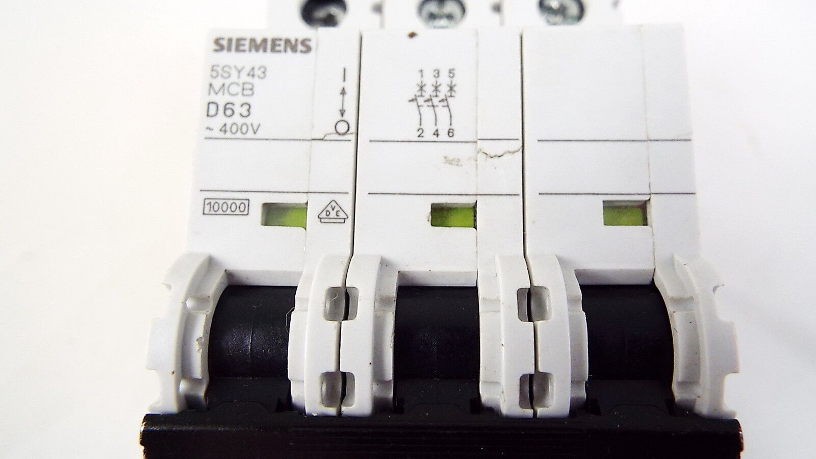 SIEMENS 5SY43638 PROTECTOR THREE POLE SUPPLEMENTARY CIRCUIT BREAKER USED