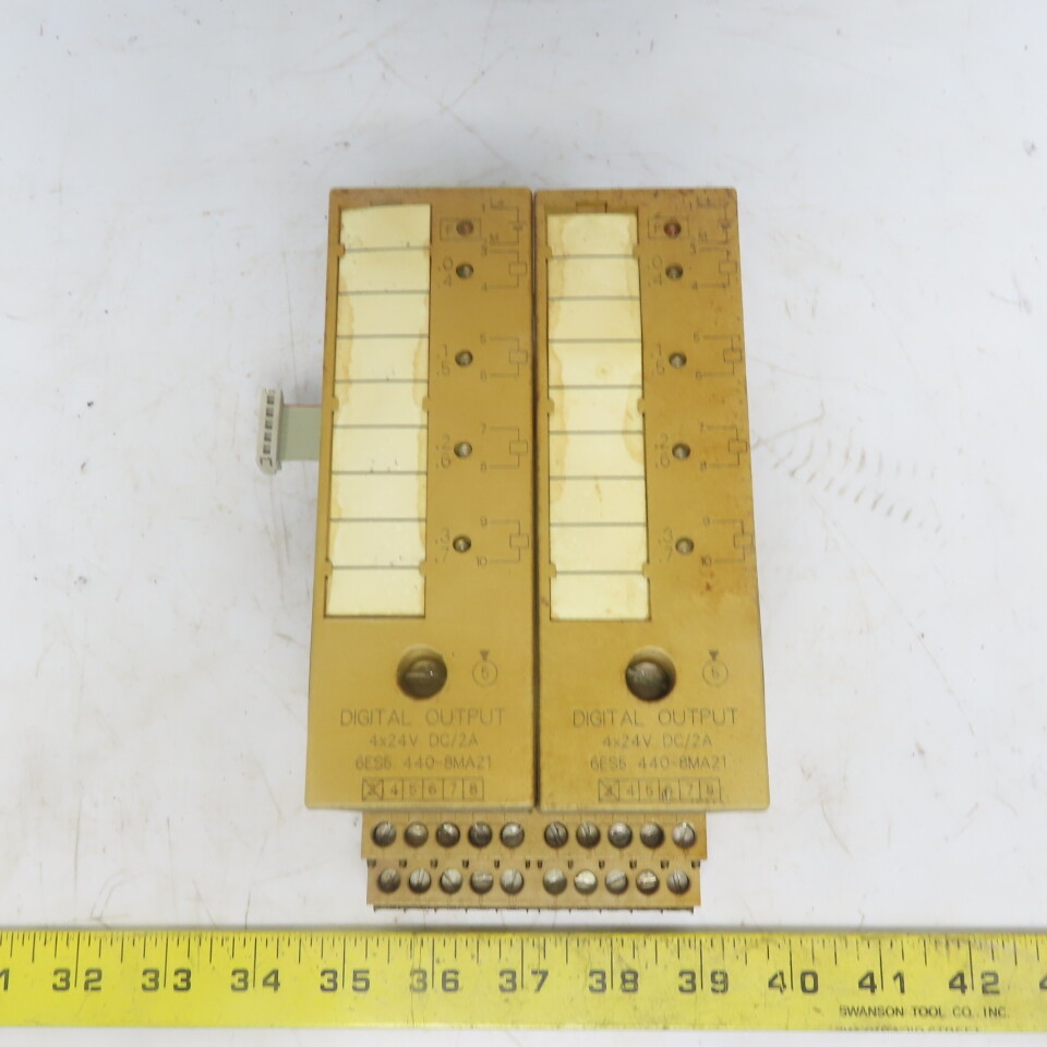 Siemens 6ES5 440-8MA21 (2) Digital Output Modules W/(1) 6ES5 700-8MA11 Base
