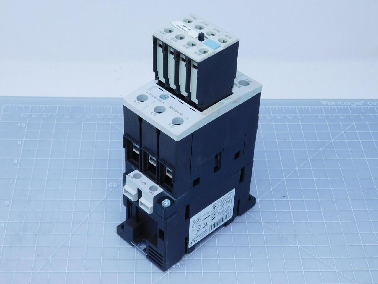 SIEMENS 3RT1036-1BB44 CONTACTOR 60 A 690 V W/ L0120119 AUXILIARY CONTACT T132492