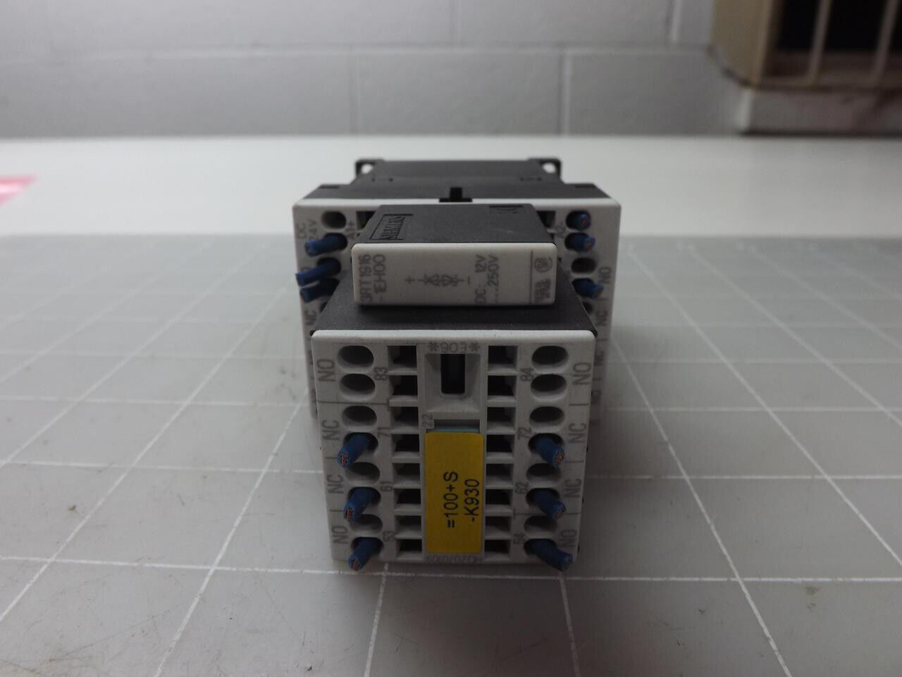 SIEMENS 3RH1122-2BB40 3RH1911-2FA22 CONTROL RELAY W/ AUXILLARY CONTACT T49904
