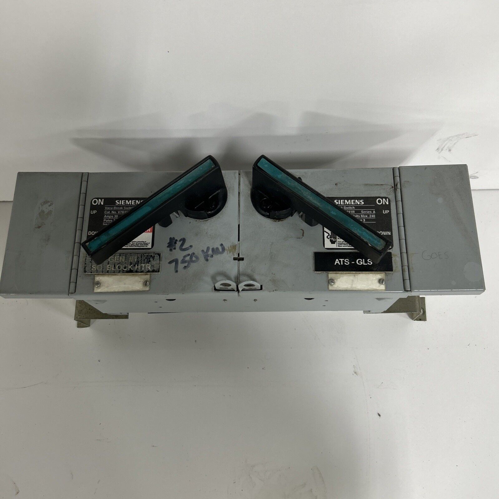 Siemens V7B3211R Vacu-Break Panelboard Switch, 30 Amps, 3 Pole, 3 Phase - USED