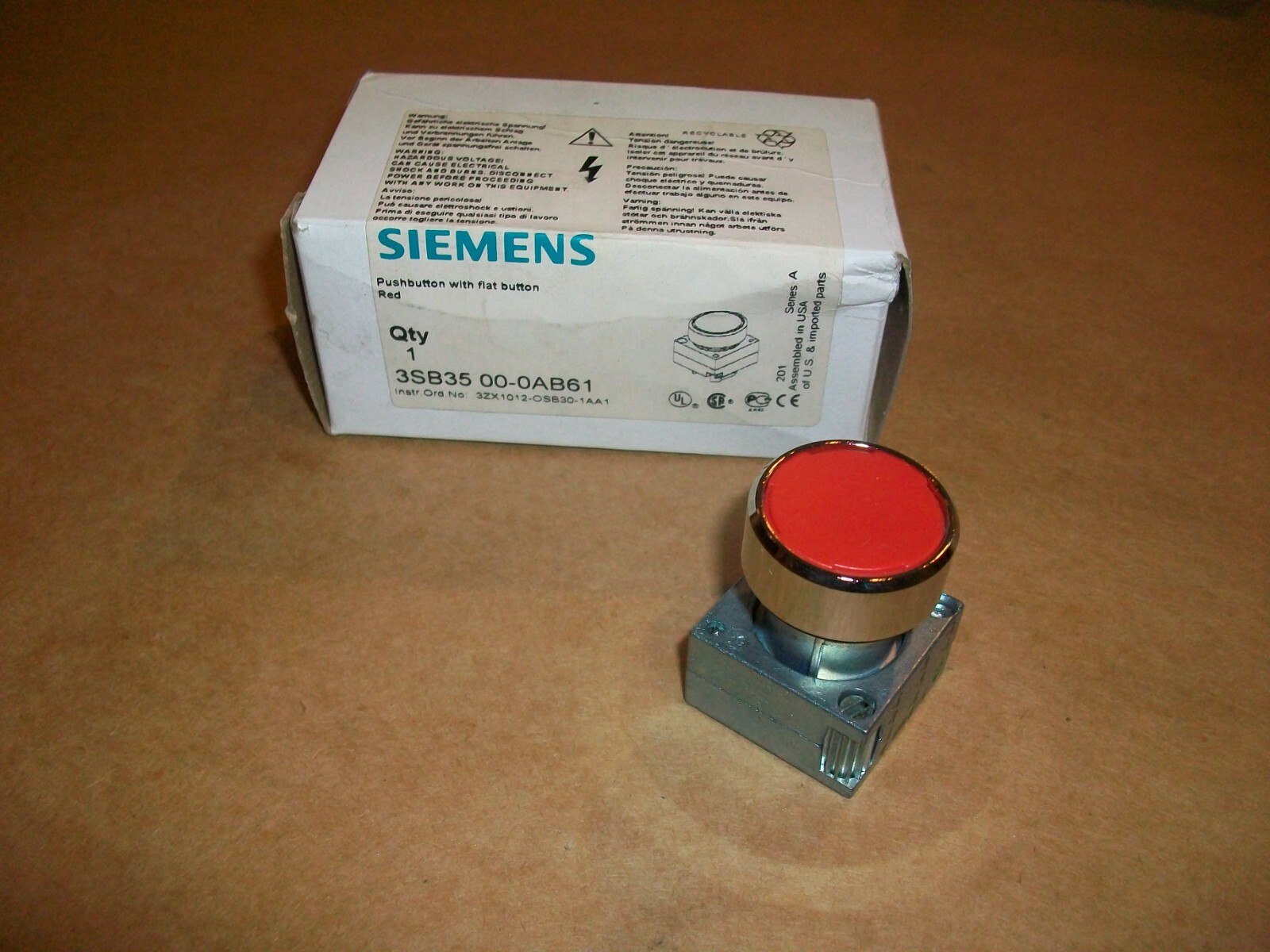 Siemens Push Button 3SB35 00-0AB61   NEW IN BOX