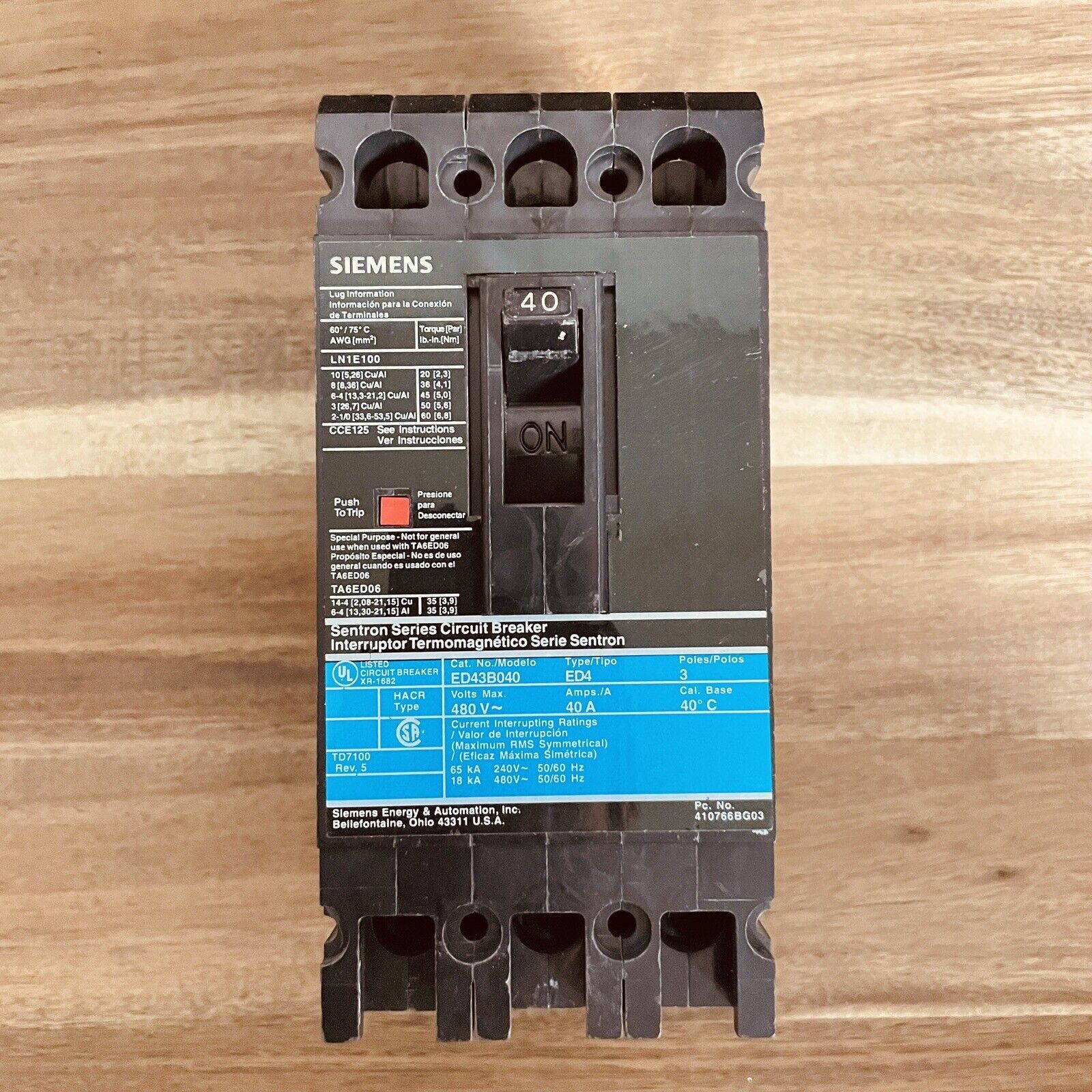 Siemens ED43B040 Circuit Breaker 40 AMP 3-pole, 480 V *Missing Metal Screw*