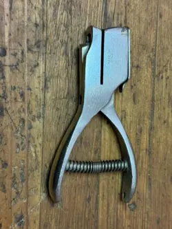 BROOKS USA HEAVY-DUTY HOLE PUNCH, 1